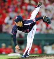 力投するヤクルト先発ヤクルト・小川泰弘＝マツダスタジアム（撮影・出月俊成）