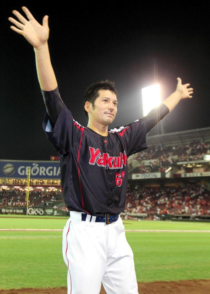 　完封勝利を挙げ、ファンの声援に応える山中（撮影・出月俊成）