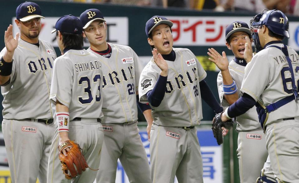 　ソフトバンクに勝利し、ナインを迎えるオリックス・東明（右から３人目）ら＝ヤフオクドーム
