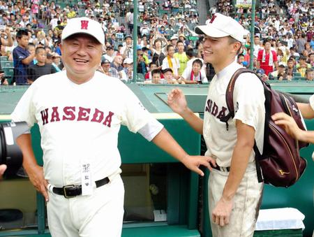 主将の加藤雅樹（右）をねぎらう早稲田実・和泉実監督