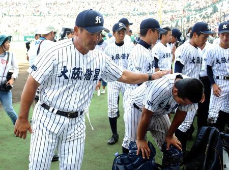 ナインをねぎらう大阪偕星・山本晳監督＝甲子園（撮影・保田叔久）