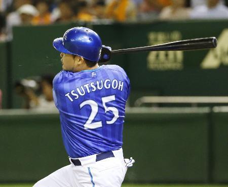 　９回ＤｅＮＡ１死二塁、筒香が右越えに逆転２ランを放つ＝東京ドーム