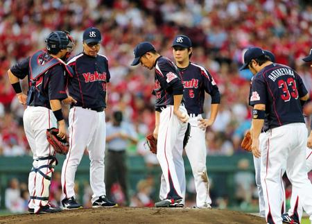 　３回、押し出しの四球を与え、肩を落とすヤクルト・石川（中央）