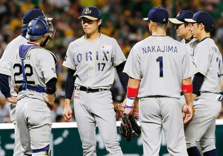 　３回、ピンチにマウンドの山崎福（１７）のもとに集まるオリックスナイン