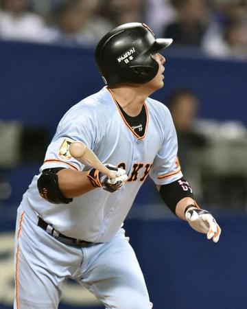 　１回巨人２死二塁、阿部が左前に先制打を放つ＝ナゴヤドーム