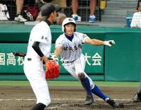 ８回、健大高崎・宮本隆寛が中前に勝ち越し適時打を放つ＝甲子園（撮影・保田叔久）