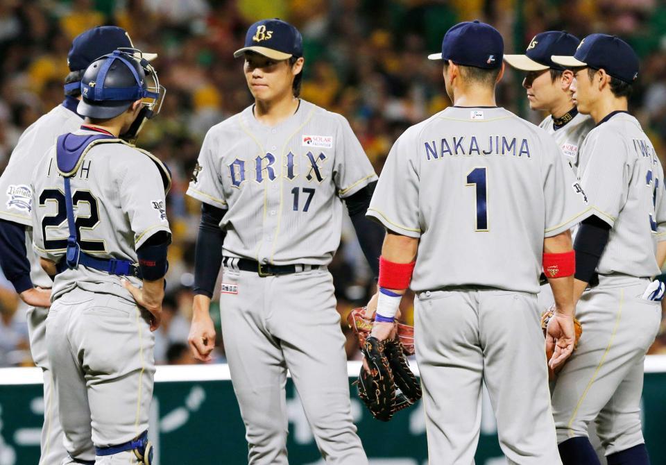 　３回、ピンチにマウンドの山崎福（１７）のもとに集まるオリックスナイン