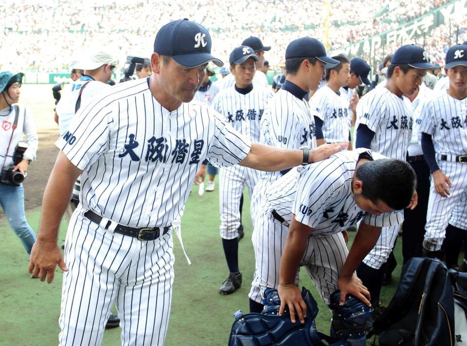 　ナインをねぎらう大阪偕星・山本監督（撮影・保田叔久）