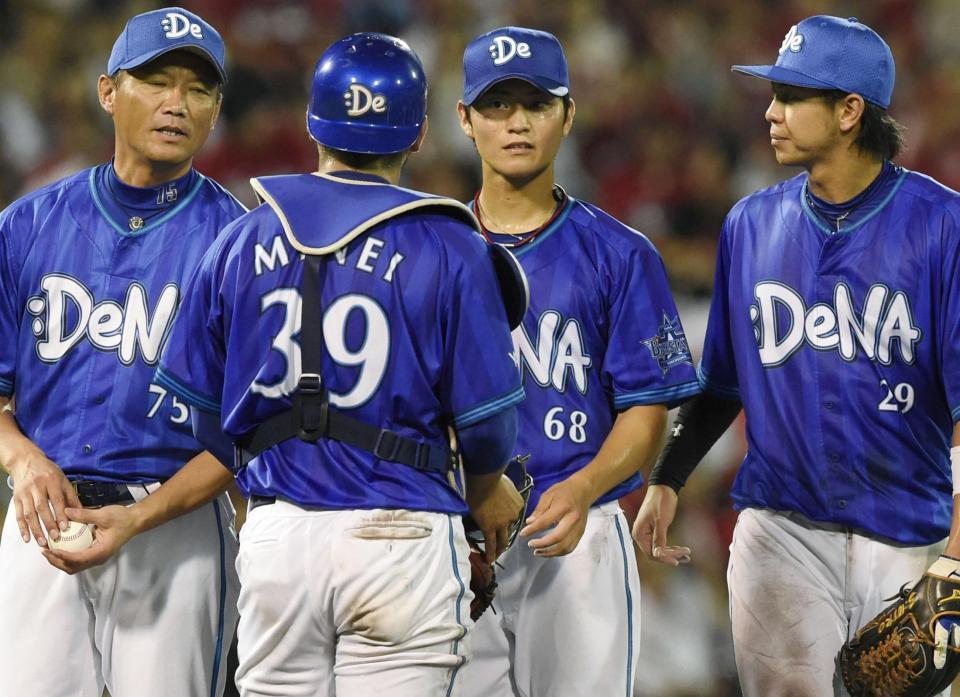 　５回、広島に勝ち越しを許し、降板するＤｅＮＡ・砂田（右から２人目）＝マツダ