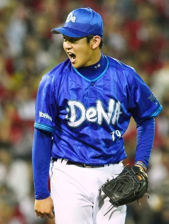 　９回、最後の打者を三振に仕留め、雄たけびを上げるＤｅＮＡ・山崎康＝マツダ