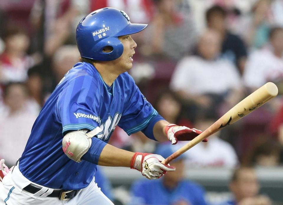 　２回ＤｅＮＡ１死二塁、倉本が中前に先制打を放つ＝マツダ