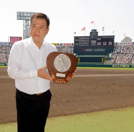 　父・貢氏が授賞した高校野球育成功労賞を受けとる巨人・原監督（撮影・堀内翔）