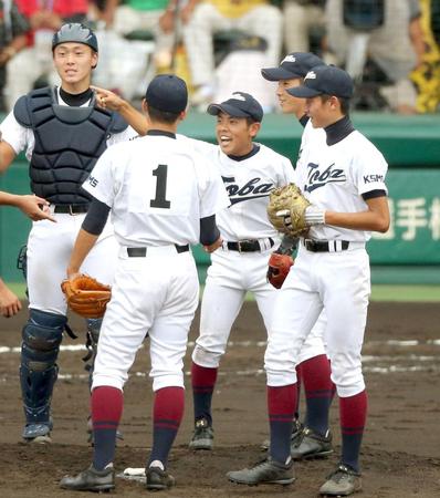 ２回、ピンチの場面でナインを鼓舞する鳥羽・田村剛（中央）＝甲子園（撮影・田中太一）