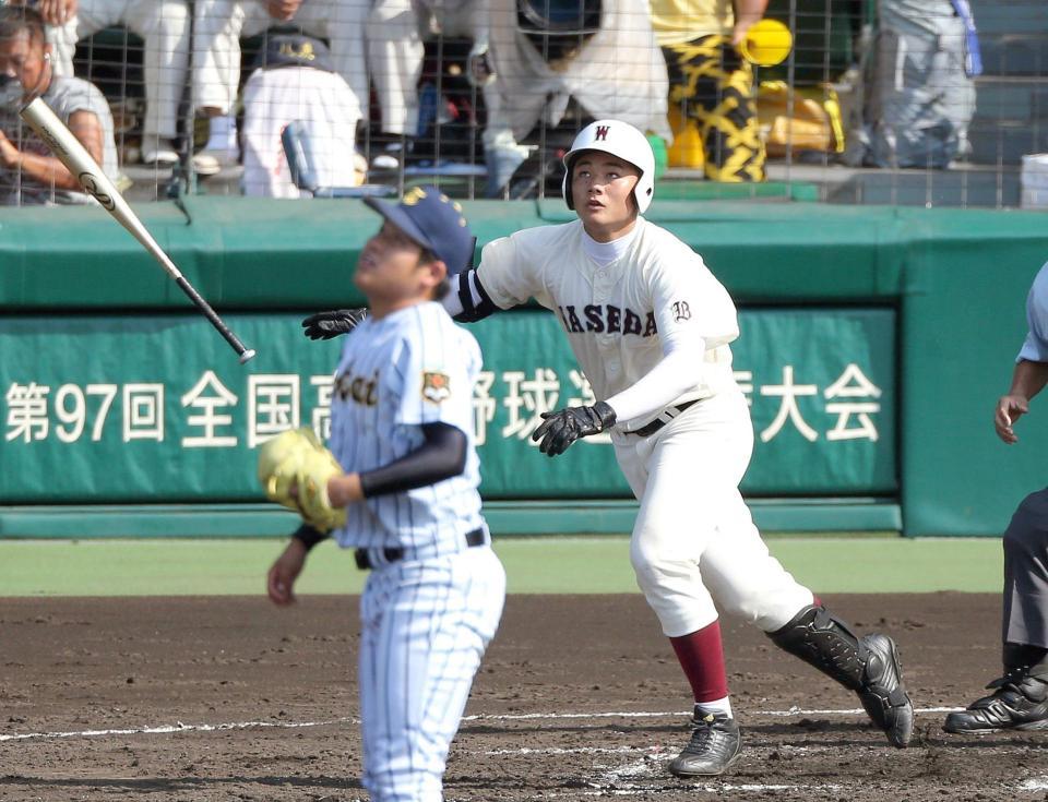 ３回、右中間に２ランを放つ早実・清宮。投手は東海大甲府・菊地（撮影・田中太一）