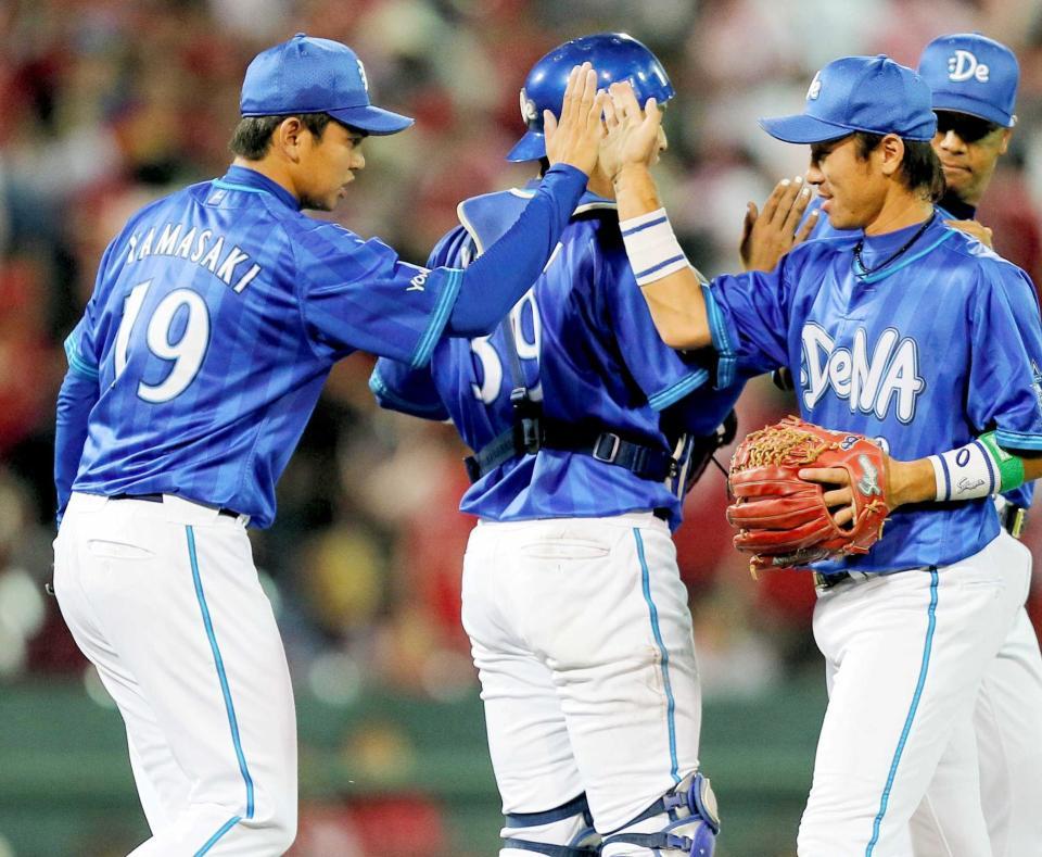 　３０セーブ目を挙げ、ナインとハイタッチを交わす山崎康（左端）＝撮影・出月俊成