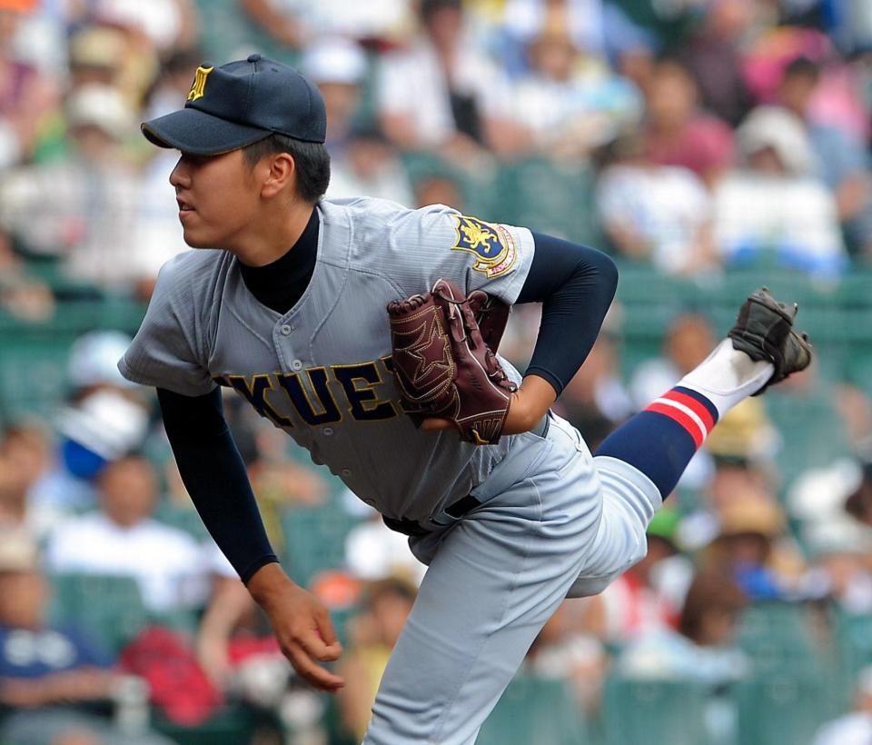 仙台育英－花巻東　４回途中から登板した仙台育英・佐藤世＝甲子園（撮影・堀内翔）