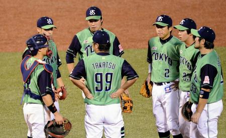 　６回、福留に勝ち越しの３ランを打たれ、高津コーチ（中央）からアドバイスを受けるヤクルト・石山（左後方）