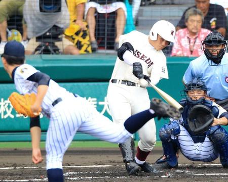 ４回早実、清宮は右越えソロを放つ＝甲子園（撮影・金田祐二）