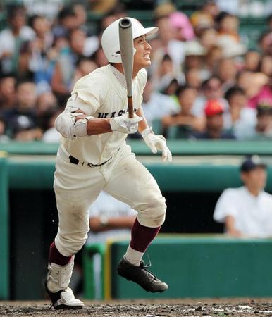 　４回、右中間に２ランを放つ早実・富田