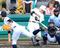４回早実、清宮は右越えソロを放つ＝甲子園（撮影・金田祐二）