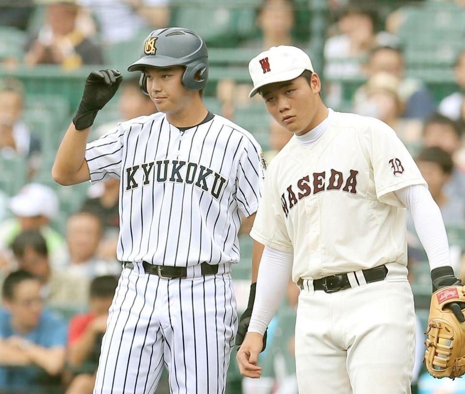 ２回、安打で出塁した九州国際大付・山本武白志（左）は塁上で早稲田実・清宮幸太郎と並ぶ