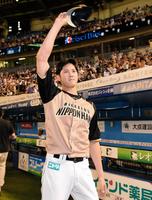 完封で１２勝目を挙げファンの声援に応える日本ハム・大谷翔平＝ＱＶＣマリン（撮影・村中拓久）