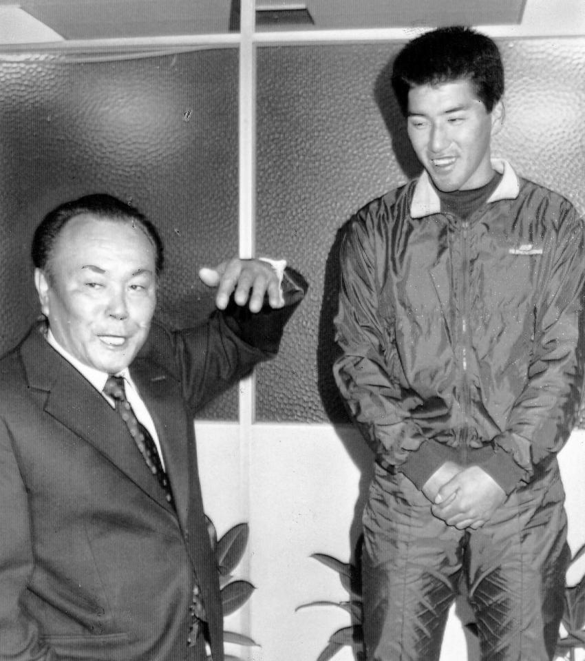 　巨人・伊藤菊雄スカウト（左）のあいさつを受け、あこがれの巨人とあって表情もなごむＰＬ学園・清原和博＝１９８５年１１月１４日、ＰＬ学園研志寮