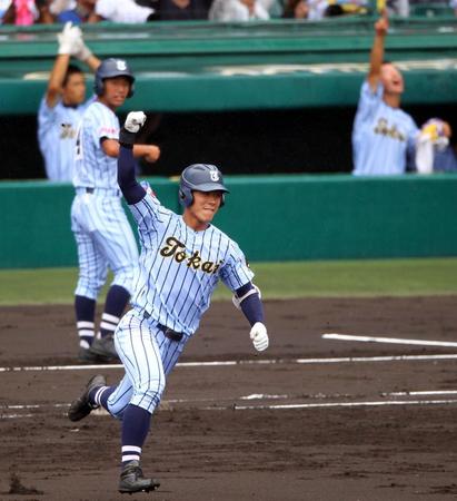 １回、東海大相模・豊田寛は左越え２ランを放ちガッツポーズ＝甲子園（撮影・山口　登）