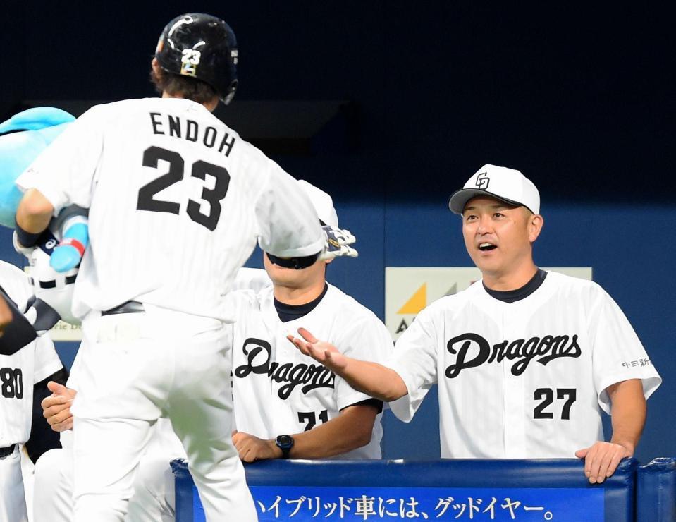 　４回、右越えに３ランを放った遠藤（背番号２３）を笑顔で迎える谷繁監督（右）