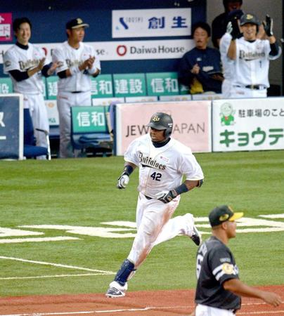 　４回、勝ち越しソロを放ち、一塁へ向かうブランコ