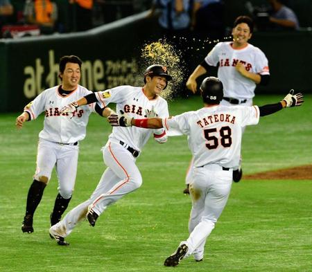 ９回巨人１死満塁、サヨナラ打を放ち大喜びでグラウンドを駆け回る巨人・坂本勇人（中央）＝東京ドーム（撮影・村中拓久）