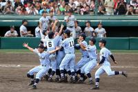 仙台育英対東海大相模　４５年ぶりに優勝し歓喜の東海大相模ナイン＝甲子園（撮影・山口　登）