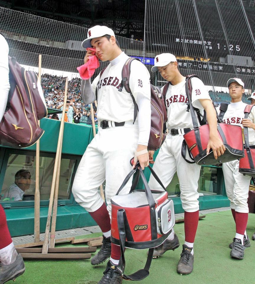 　涙を拭いながら甲子園を去る早実・清宮（撮影・北村雅宏）