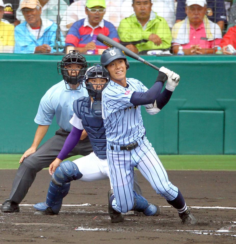 　１回、２ランを放つ東海大相模・豊田（撮影・山口登）