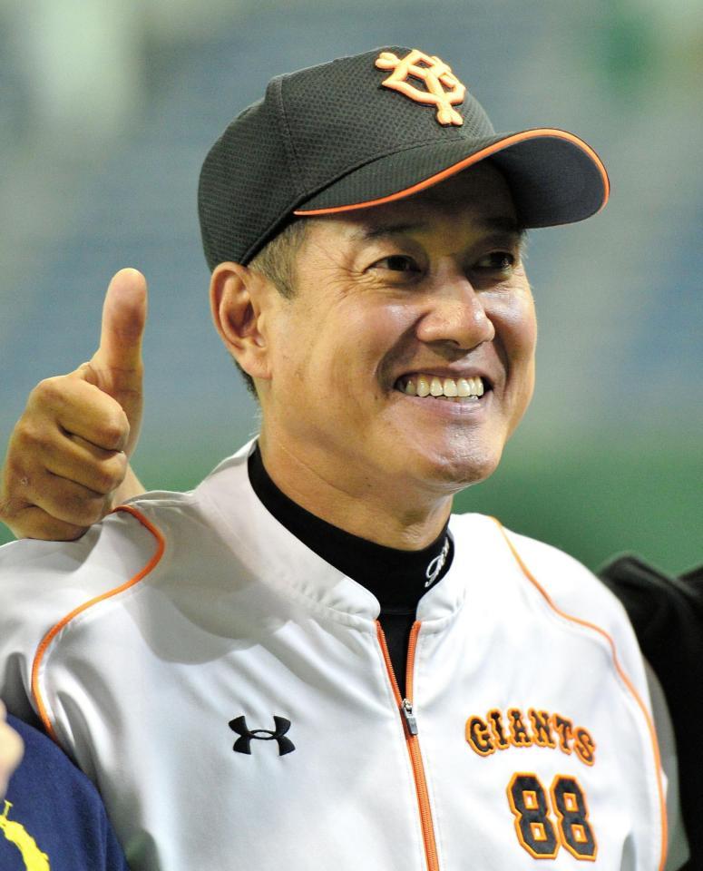 母校の優勝にゴキゲンの巨人・原辰徳監督＝東京ドーム（撮影・園田高夫）