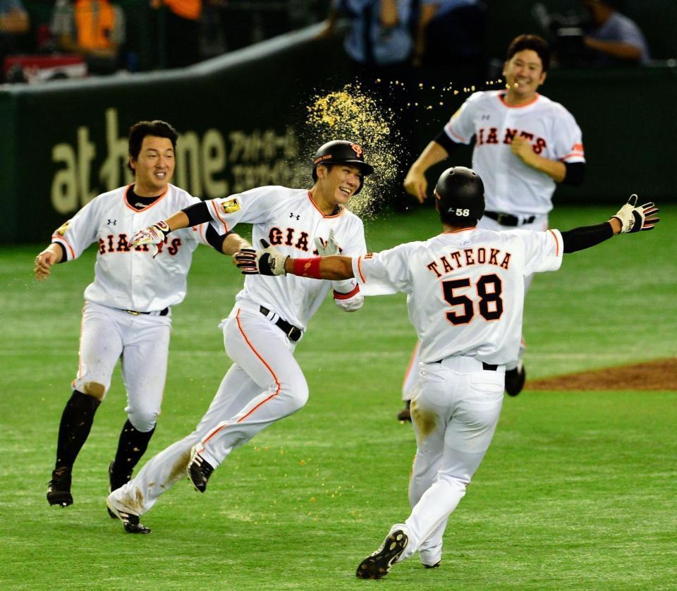 ９回巨人１死満塁、サヨナラ打を放ち大喜びでグラウンドを駆け回る巨人・坂本勇人（中央）＝東京ドーム（撮影・村中拓久）