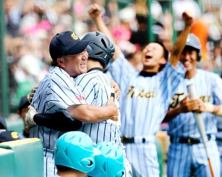 　９回、勝ち越しソロを放った小笠原を抱きしめる東海大相模・門馬監督（撮影・持木克友）