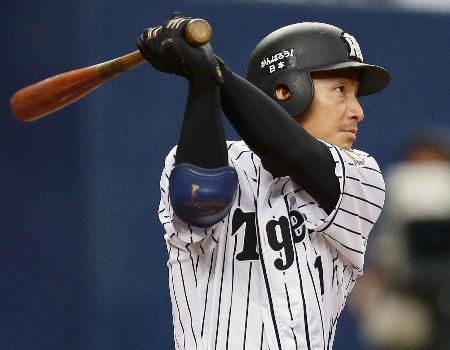 　４回阪神２死満塁、鳥谷が右越えに決勝の２点二塁打を放つ＝京セラドーム