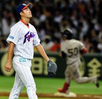 ６回表オリックス、２死二塁、小田裕也（右）に右越え２ランを浴びた日本ハム・斎藤佑樹＝東京ドーム（撮影・佐々木彰尚）