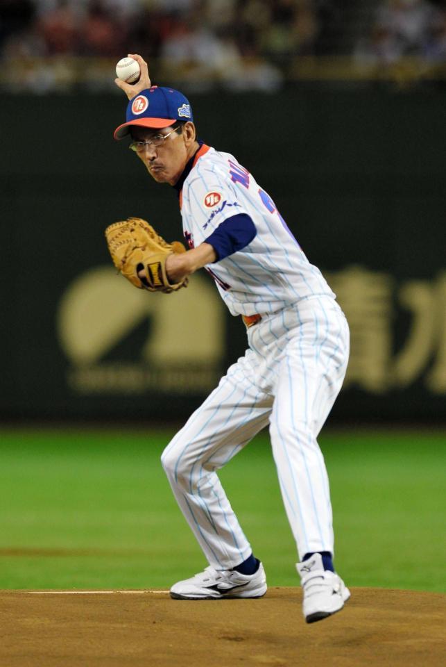 ファーストピッチセレモニーを務めた日本ハムＯＢの高橋直樹氏＝東京ドーム（撮影・佐々木彰尚）