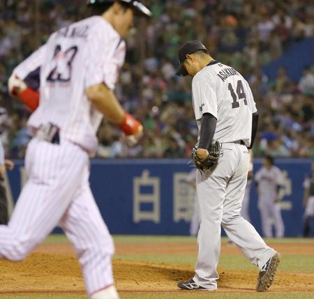 　５回、ヤクルト・山田（左）に２ランを浴び、うつむく中日３番手の朝倉