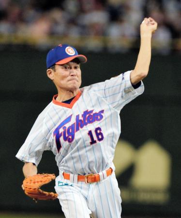 ファーストピッチセレモニーを務めた日本ハムＯＢの木田勇氏＝東京ドーム（撮影・佐々木彰尚）