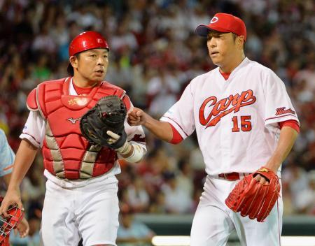 　６回２死満塁のピンチで、三走をけん制で刺し、捕手石原とタッチする広島・黒田＝マツダ