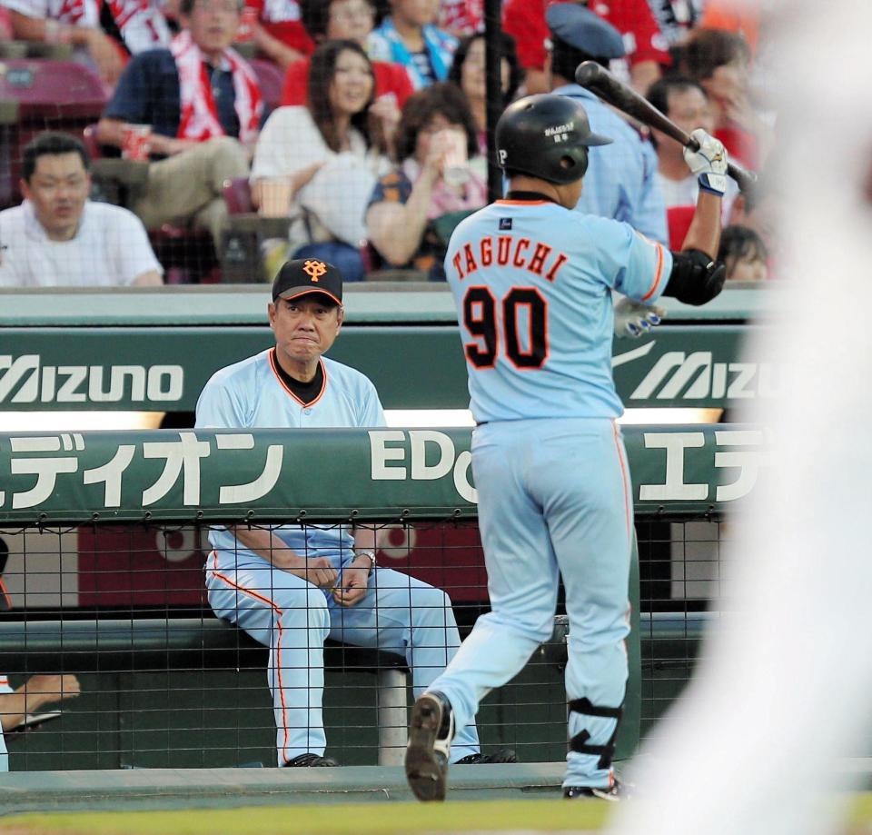 　３回、田口（右）がスクイズに失敗し、ベンチで唇をかみ締める原監督