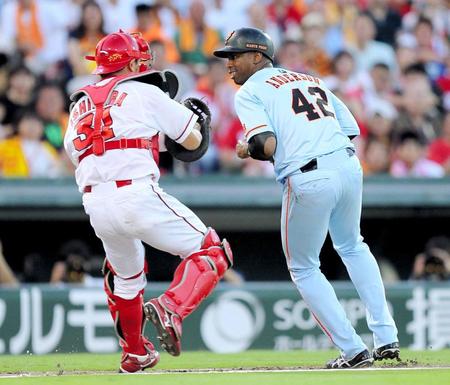 　２回、田口がスクイズに失敗し、三走・アンダーソン（右）が生還できずに併殺となる