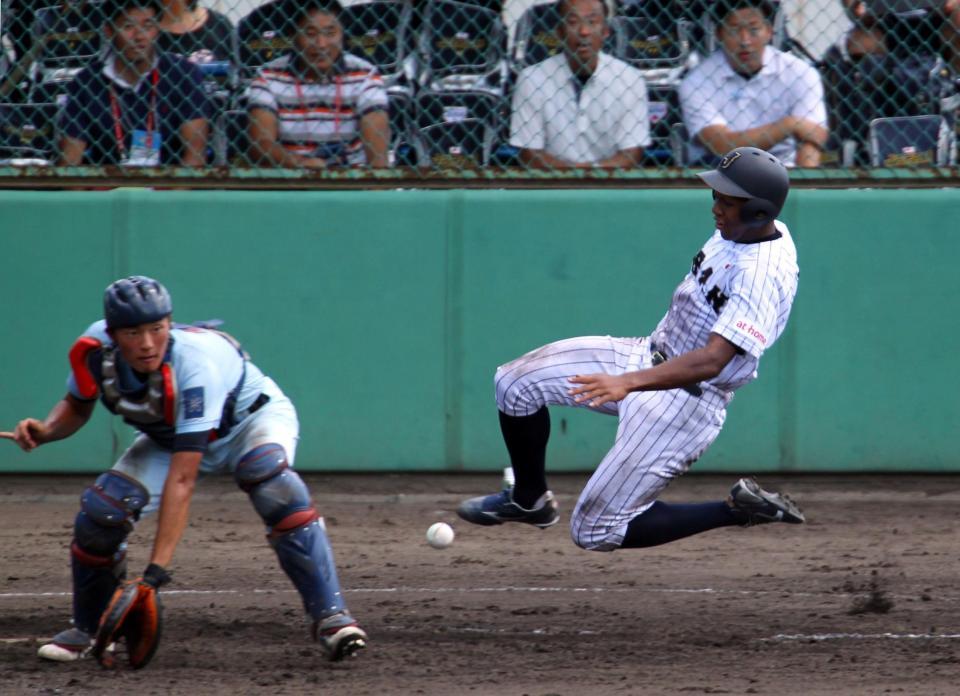 ３回日本代表１死、オコエ瑠偉は平沢大河の右越え適時打で勝ち越しの生還＝奈良県内のグラウンド（撮影・山口　登）