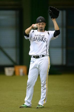 室内練習場でキャッチボールする寺原