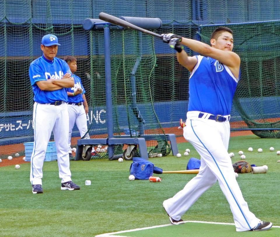 　筒香のロングティーをチェックする中畑監督（左）