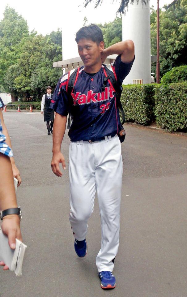 　報道陣の質問に答える寺田