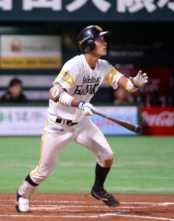 　６回、逆転満塁弾を放つ上林